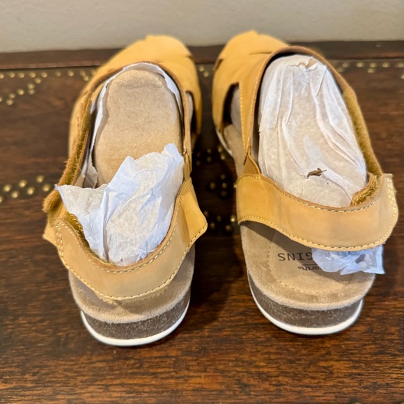 Earth Origins Yellow Sandals Wide Size 10 - Picture 4 of 10